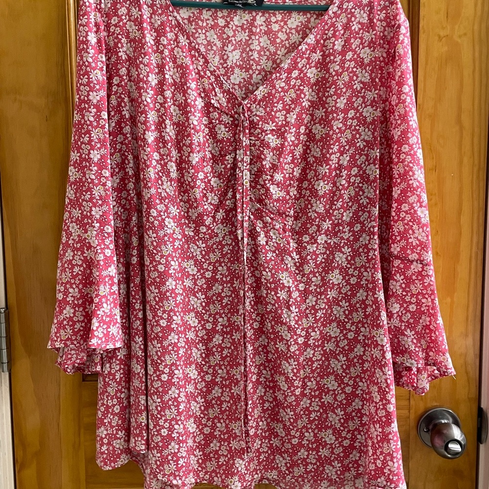 Susan Betro floral top with 3/4 flutter sleeves